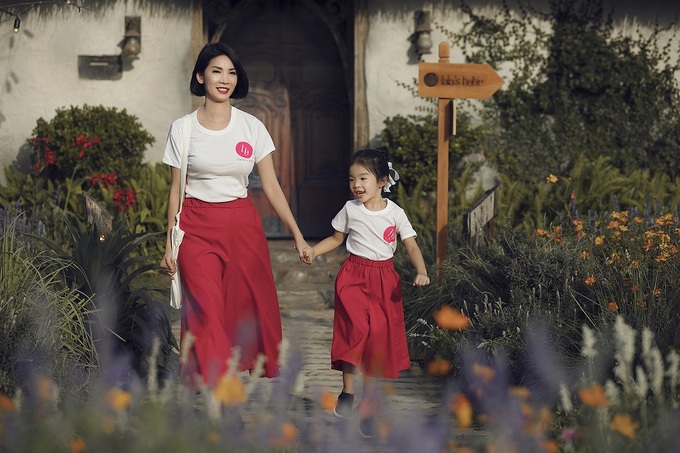 Xuân Bắc cùng hai con trai catwalk giữa vườn hoa